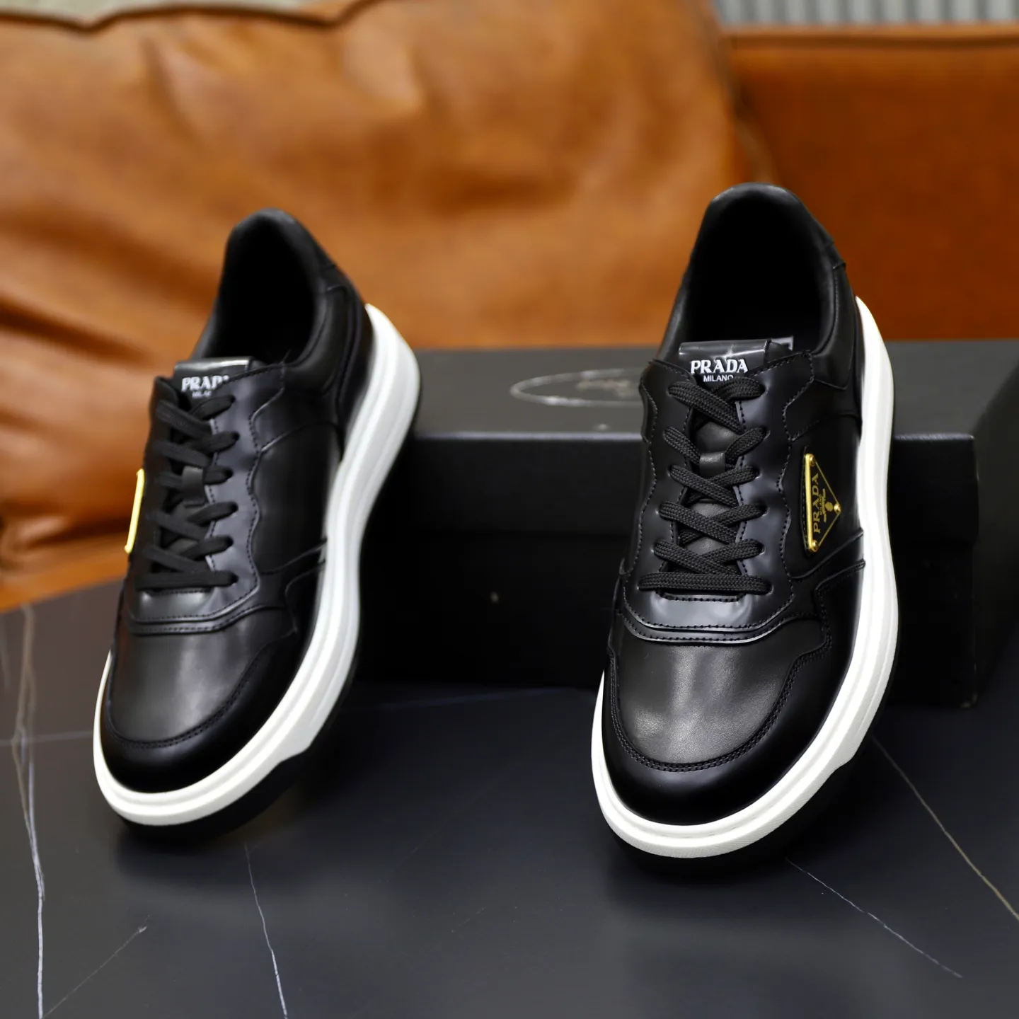 Factory price: 760💰Top original order Brand: PRADA (Prada) Standard code: Men's size 38/44 (45 can be customized) Grade: Same as the official website Material: Original cowhide stitching imported cowhide lining Original combination two-color wear-resistant soft outsole Style category: Leisure and sports version Young fashion European and American trend British style Color: Real picture color